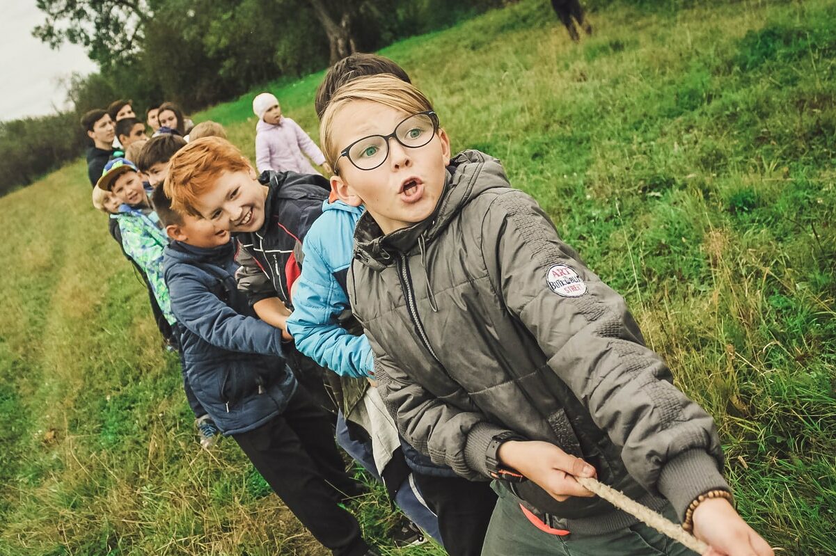 Kids pulling on a tug of war rope